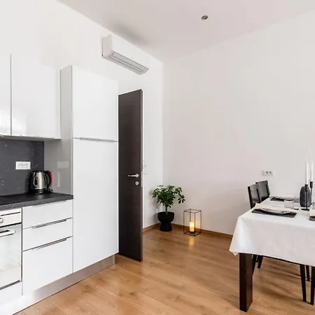 Place Of Grace - 50 Meters From Dancing House Apartment *