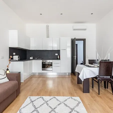 Place Of Grace - 50 Meters From Dancing House Apartment