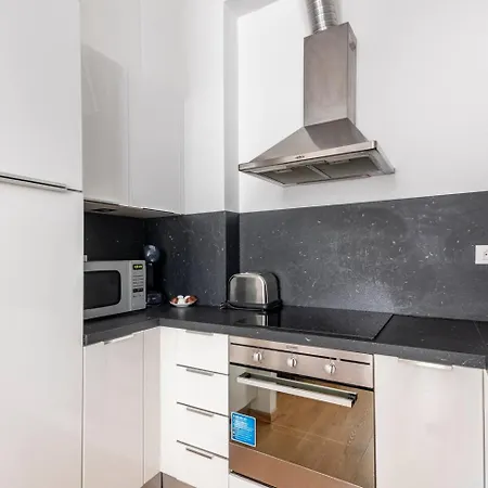 Place Of Grace - 50 Meters From Dancing House Apartment
